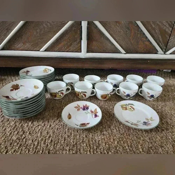 1986 Royal Worcester cups, Saucers and plates set - Picture 5 of 6